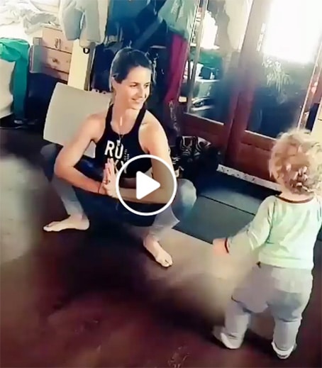 video-maman-yoga-enfant-mamanyogi-chamonix