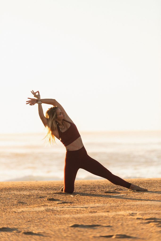posture de yoga face a l'ocean